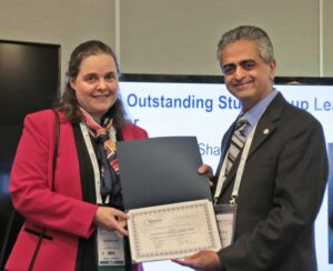 Sharon Elad receiving the Outstanding Study Group Award from MASCC President Rajesh Lalla
